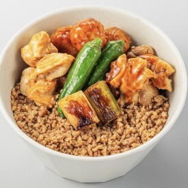 創業110年超えの横浜の老浦鶏肉専門店❗️梅や監修「TORIFRO焼き鳥丼」