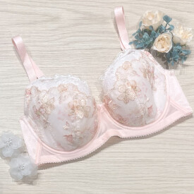 小さく見せるブラで自分のバストに自信を∿🤍⸝⸝⸝ 新色入荷🌷*ﾟ